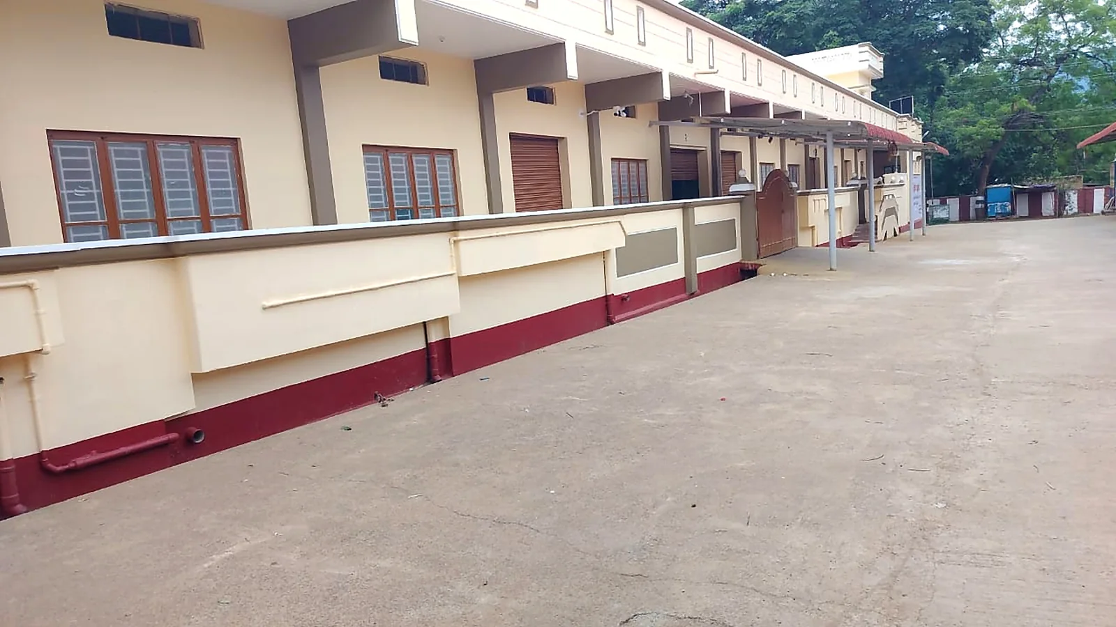 Exterior view and parking area of SMB Viruthinar Mahal